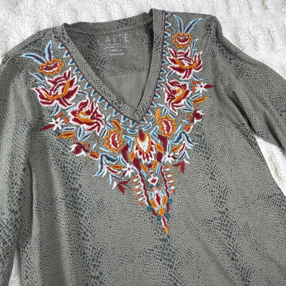 Caite Olive Green Snakeskin Embroidered V-Neck Tunic Top 3/4 Sleeve Medium